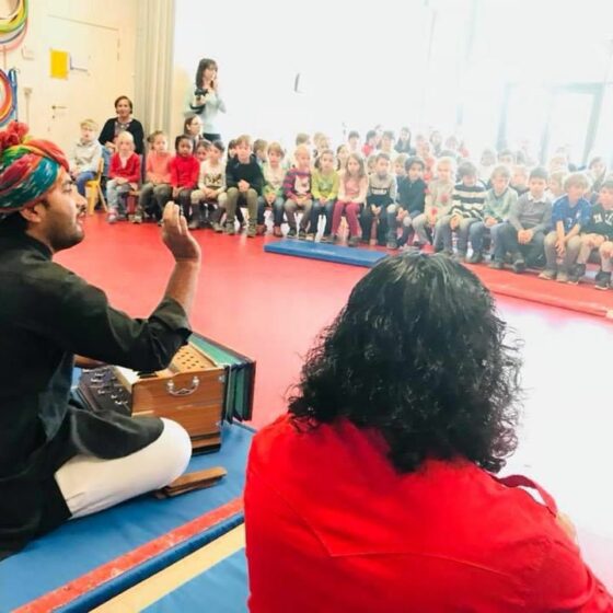 Des enfants participant au concert participatif bollywood